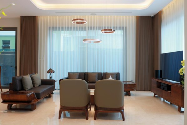 What role do community health programs play in the UK's health system?